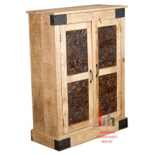 Cabinet en bois avec sculpture